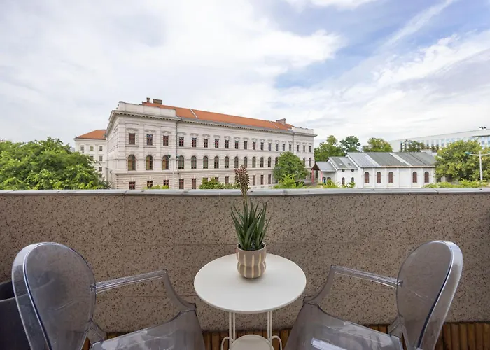 Luxy Central Spacious & Cozy Residence With Balcony
