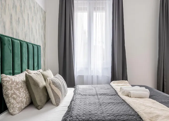 Luxy Central Spacious & Cozy Residence With Balcony