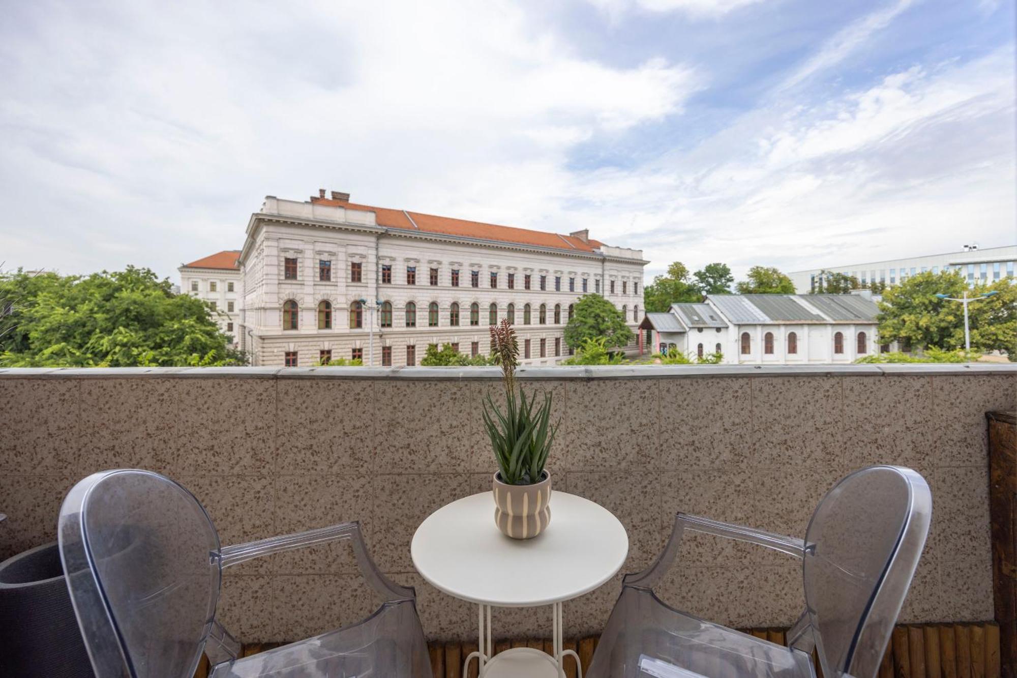 Luxy Spacious & Cozy With Balcony Appartement