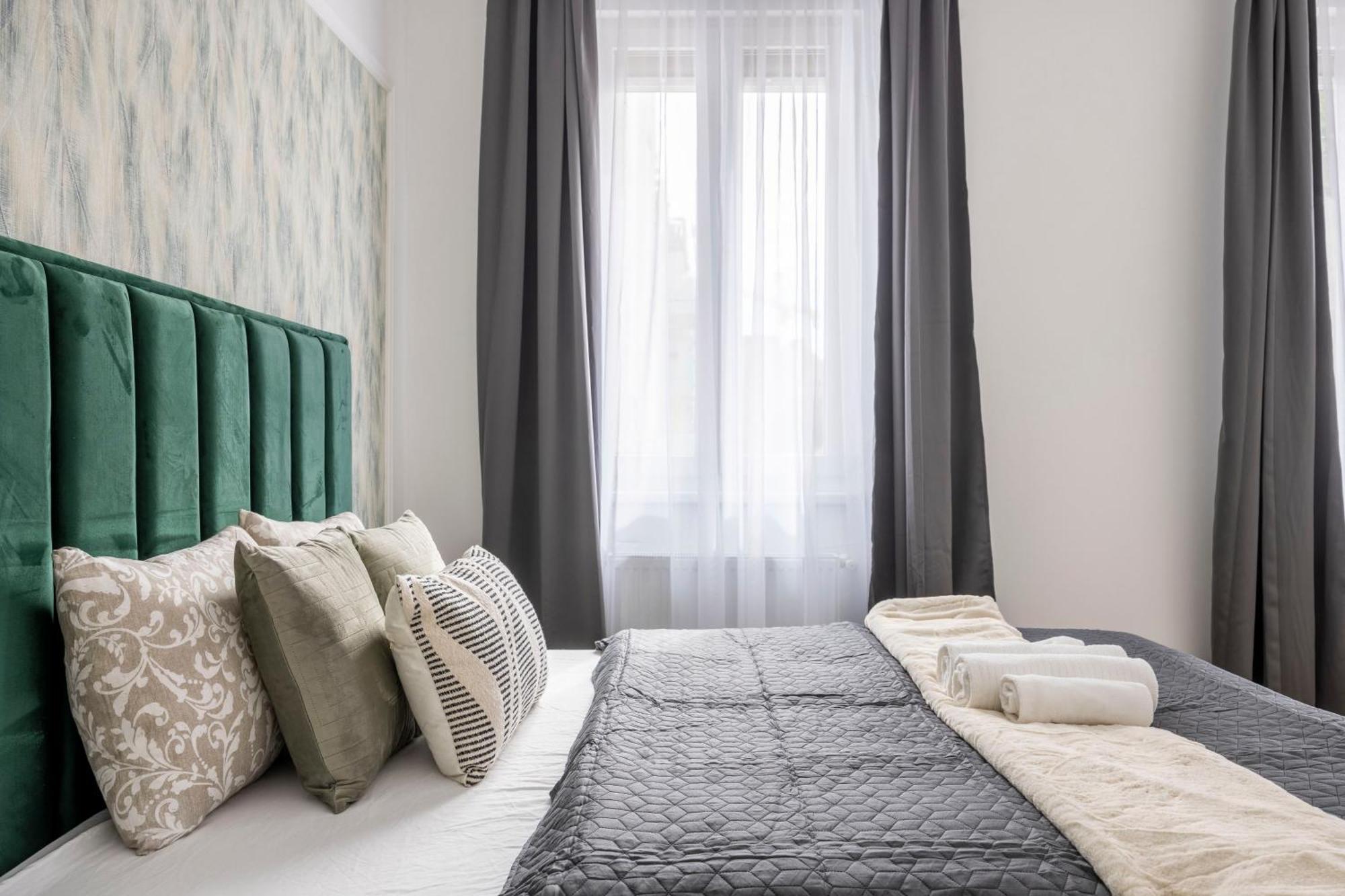 Luxy Spacious & Cozy With Balcony