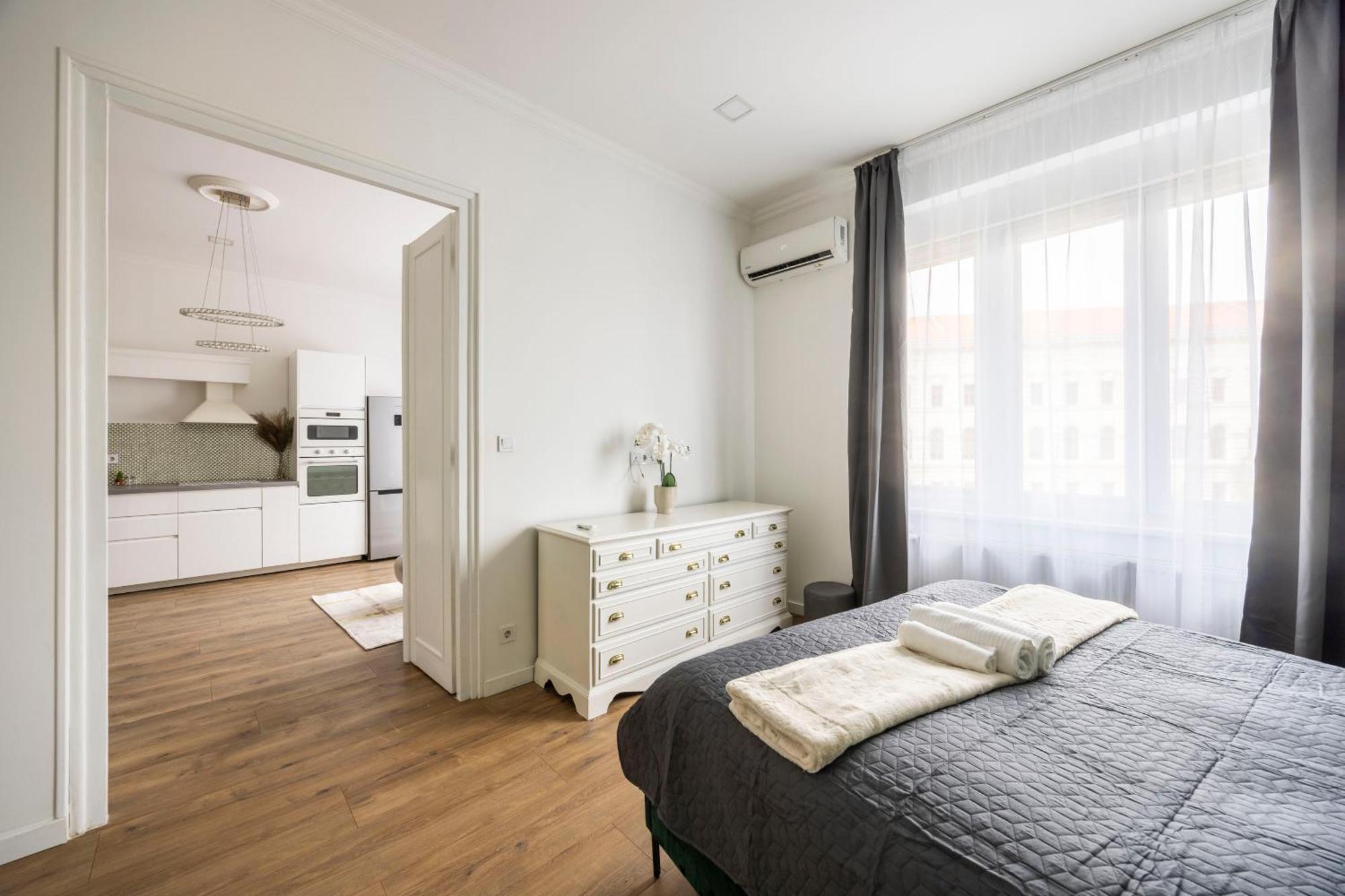 Appartement Luxy Spacious & Cozy With Balcony