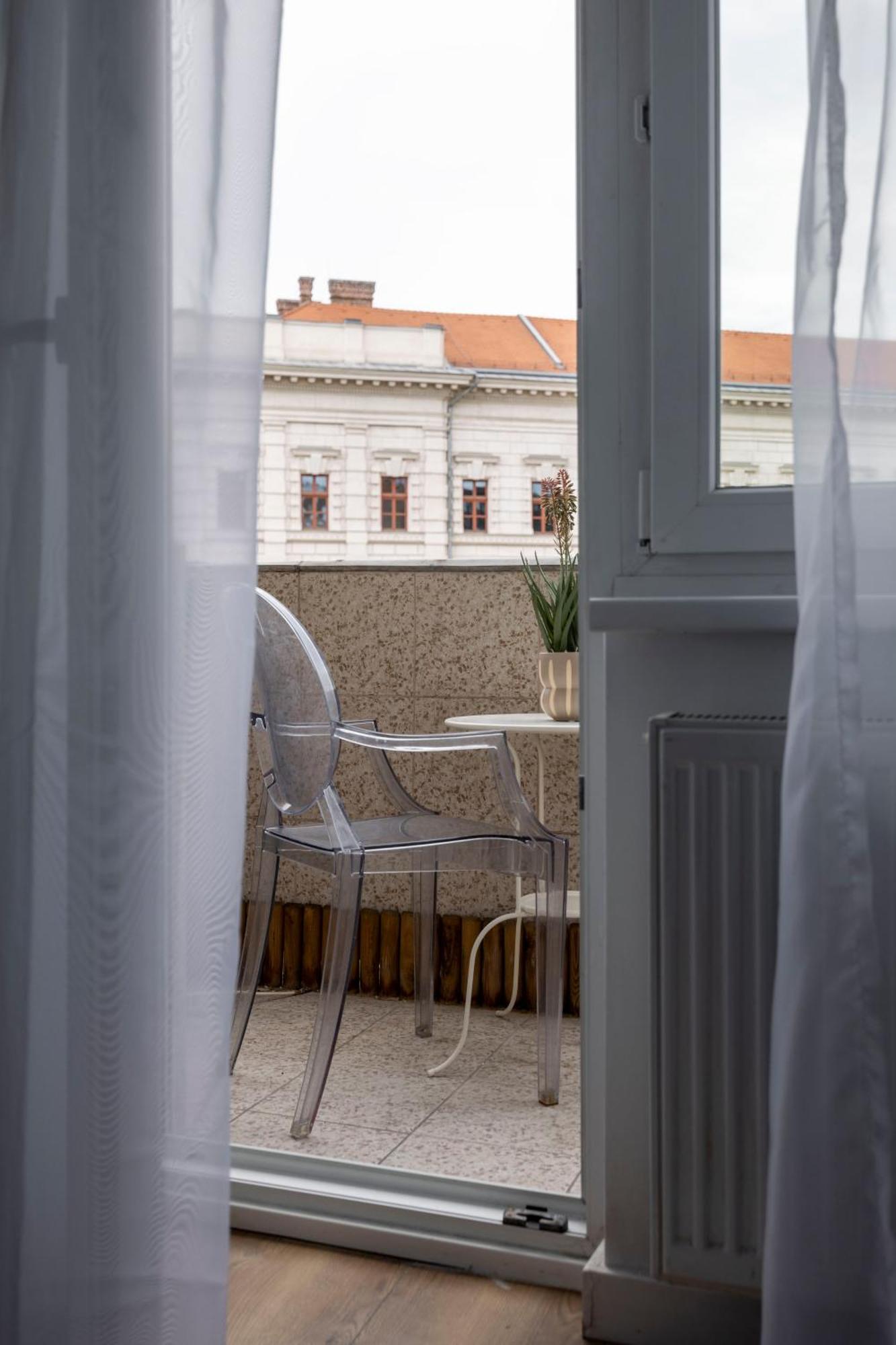 Luxy Spacious & Cozy With Balcony *
