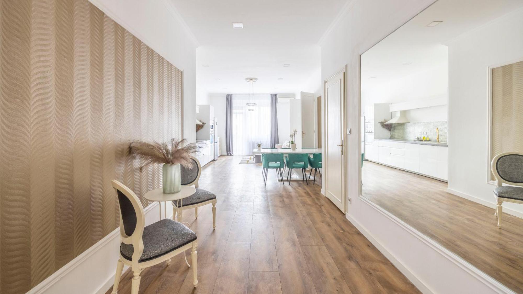Luxy Spacious & Cozy With Balcony